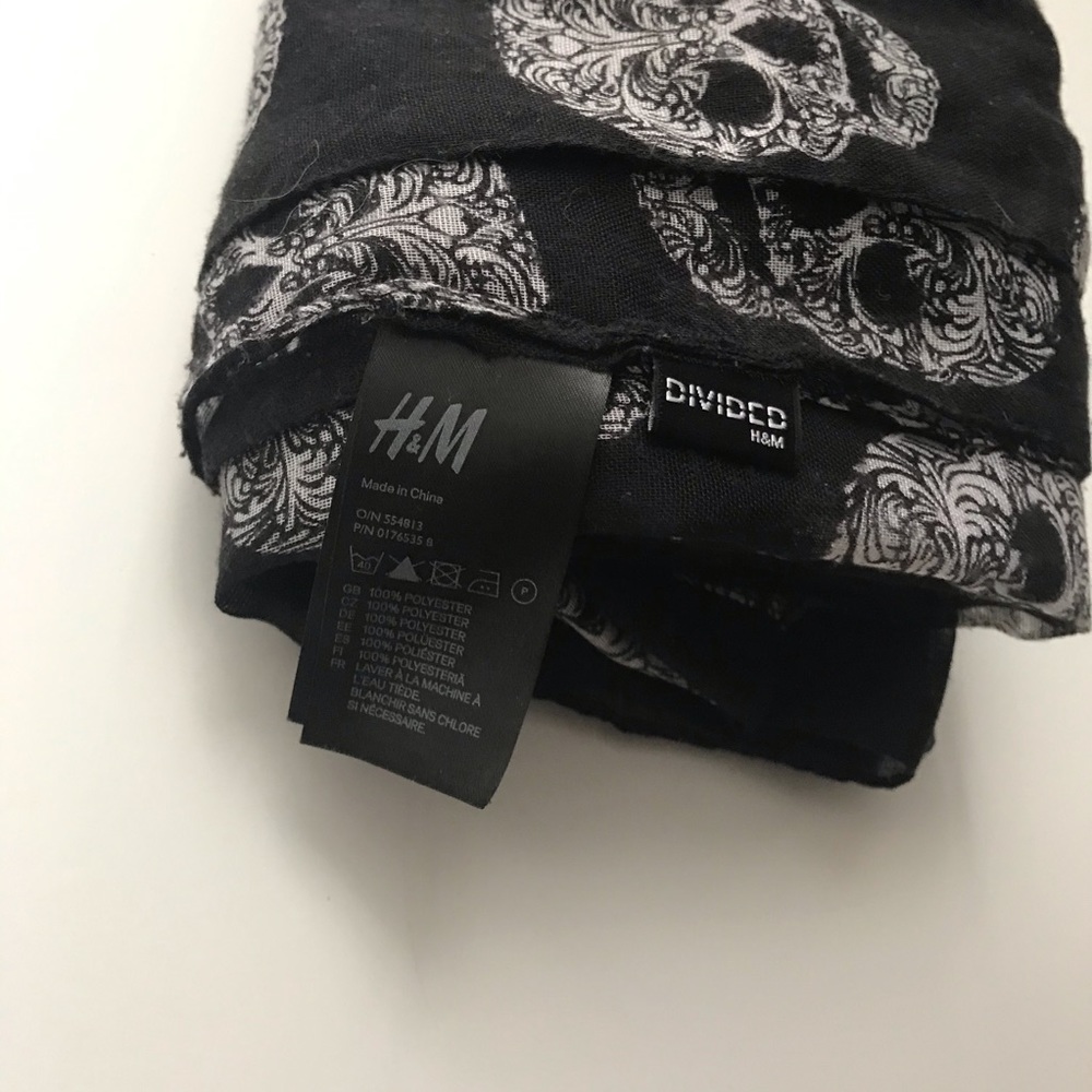 Skeleton 💀 pattern scarf - Picture 7 of 7